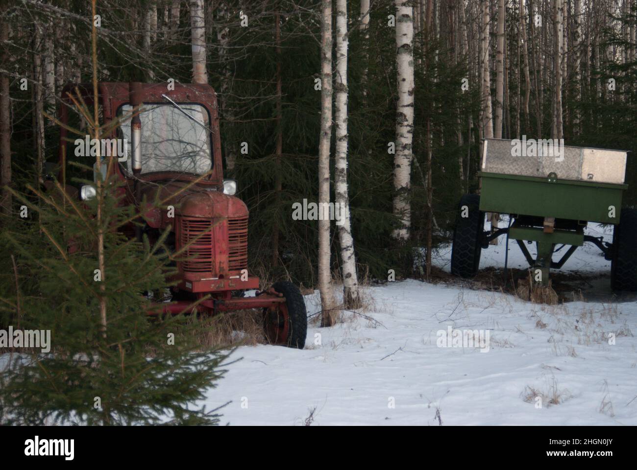 Verlassene Traktor im Wald Stockfoto