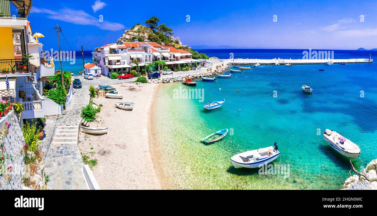 Griechenland Reisen und Sommerferien. Die schönsten traditionellen Fischerdörfer - Kokkari auf der Insel Samos Stockfoto