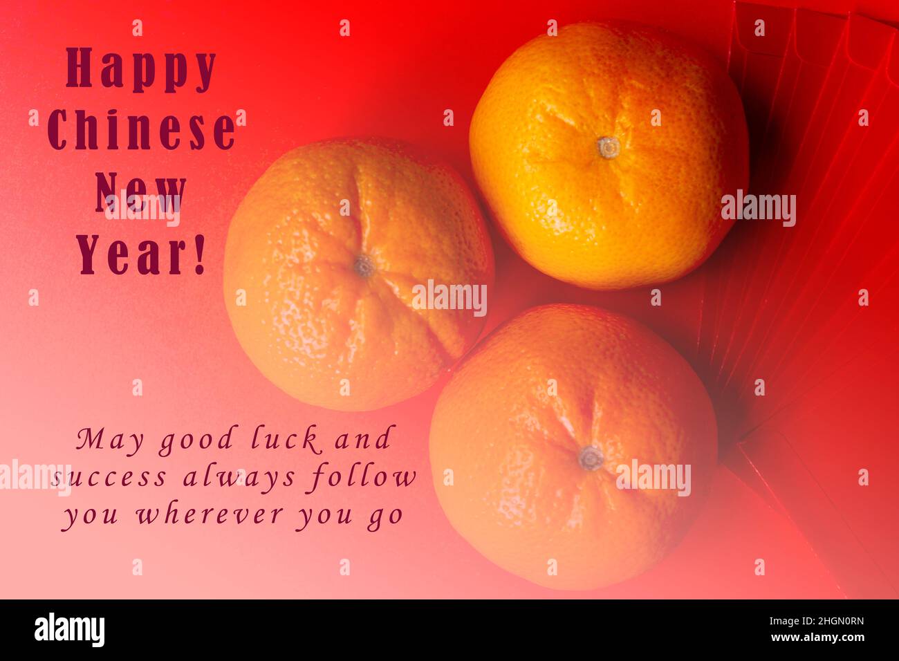 Konzeptbild des chinesischen Neujahrs - Mandarin-orange und rote Pakete auf rotem Hintergrund mit Text Stockfoto