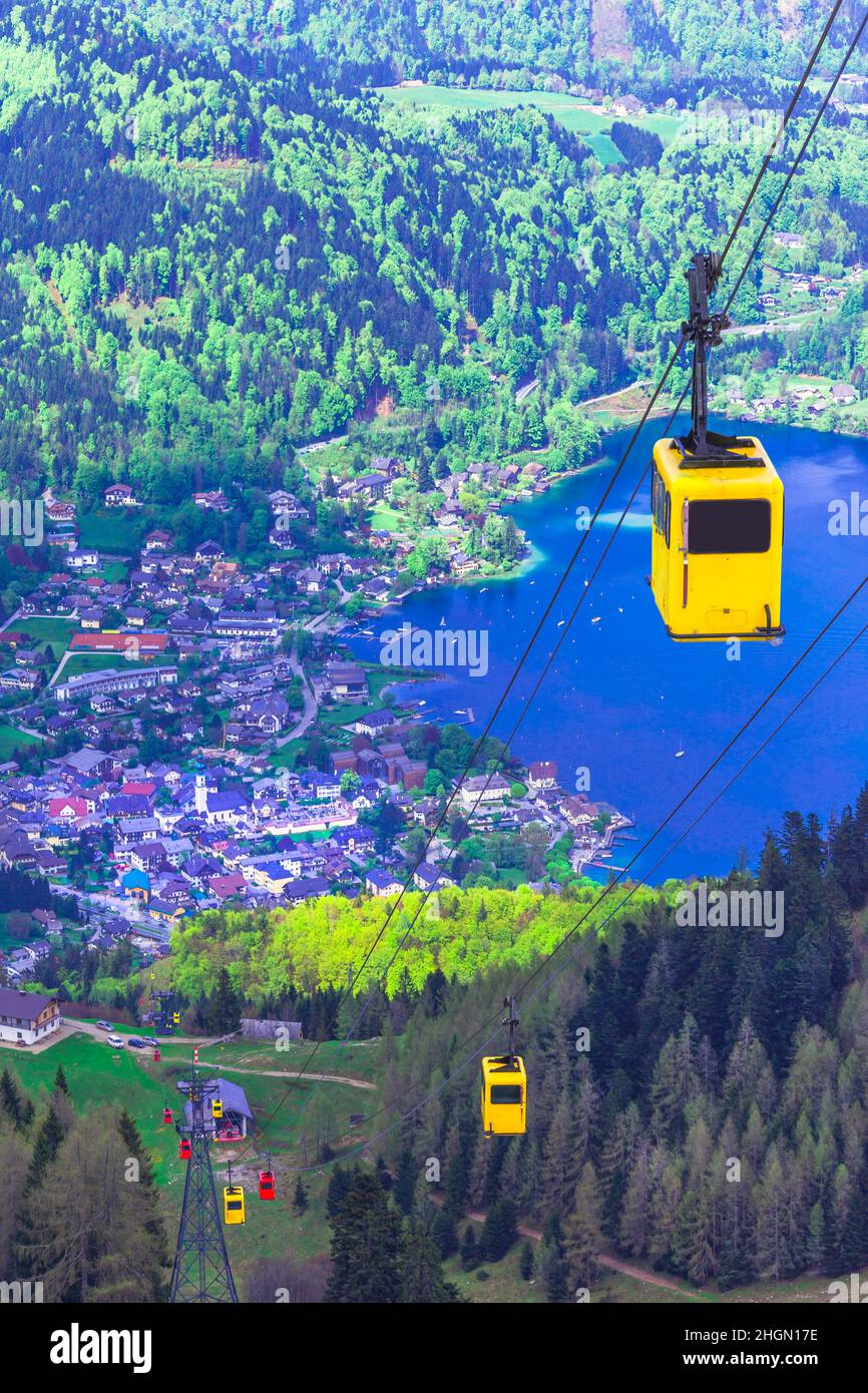 Blick auf St. Gilgen, den Wolfgangsee See und bunten Seilbahn Seilbahn Gondeln aus Zwolferhorn Berg im Salzkammergut, Österreich Stockfoto