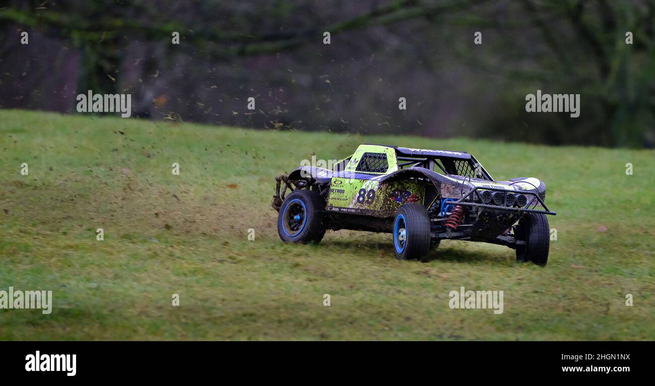 Ferngesteuertes Benzinauto in Aktion. Stockfoto