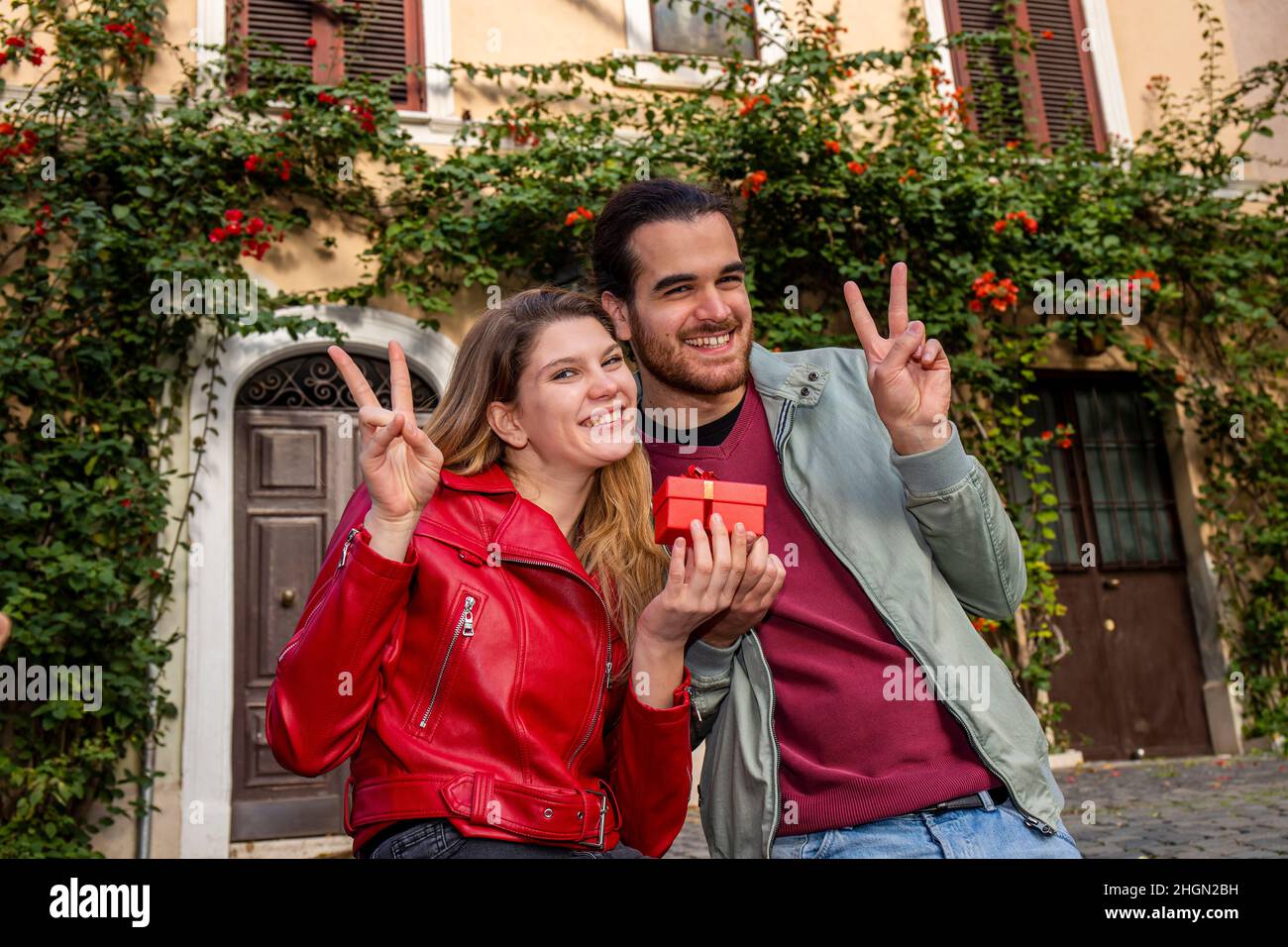 Junges Paar, das nach Rom reist. Schönes glückliches Paar mit Valentinstag Geschenk. Liebeskonzept. Stockfoto