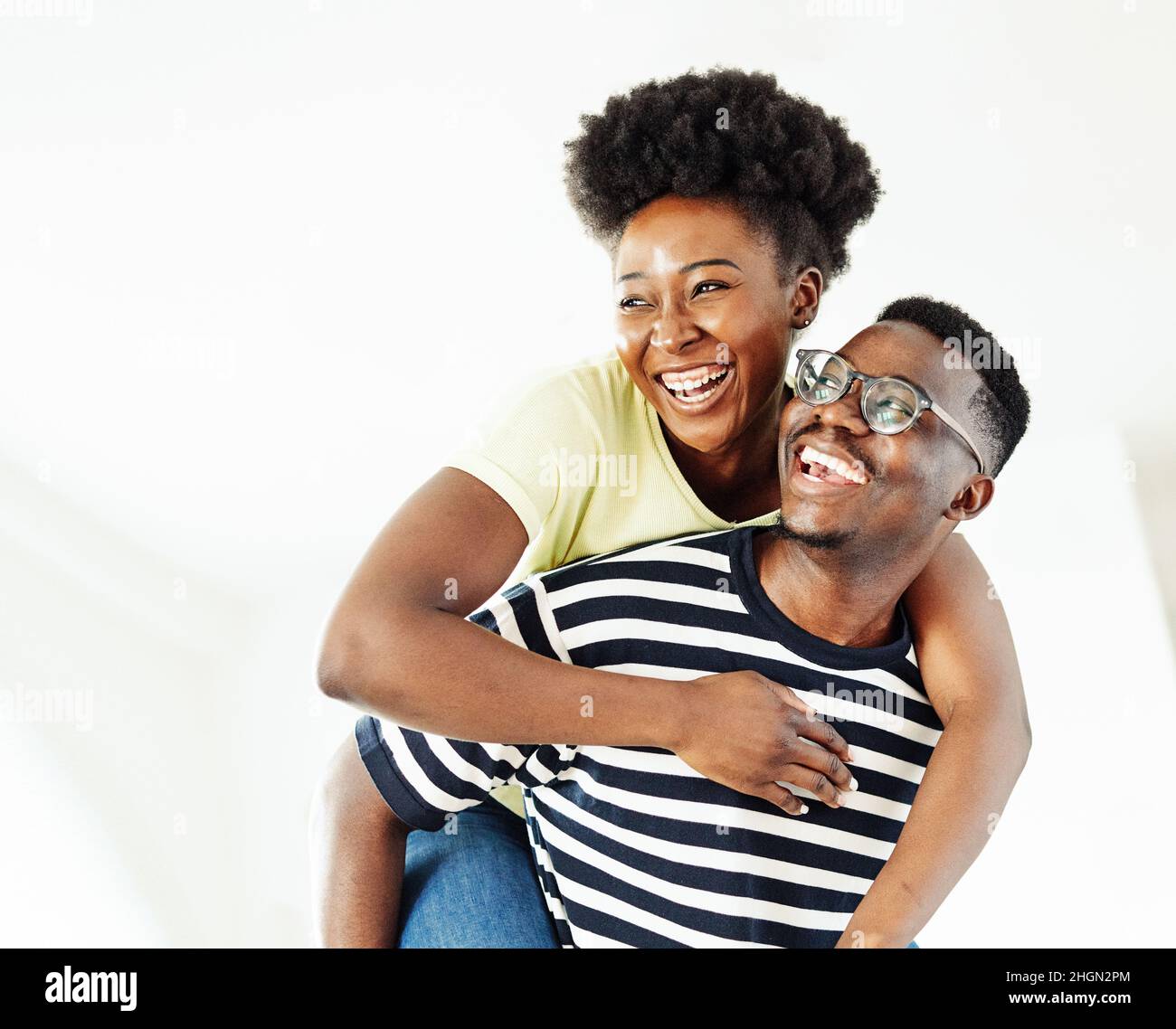 Frau Paar Mann glücklich Glück Liebe schwarz jungen Lebensstil zusammen romantischen Freund Freundin lachen Umarmung Huckepack Stockfoto