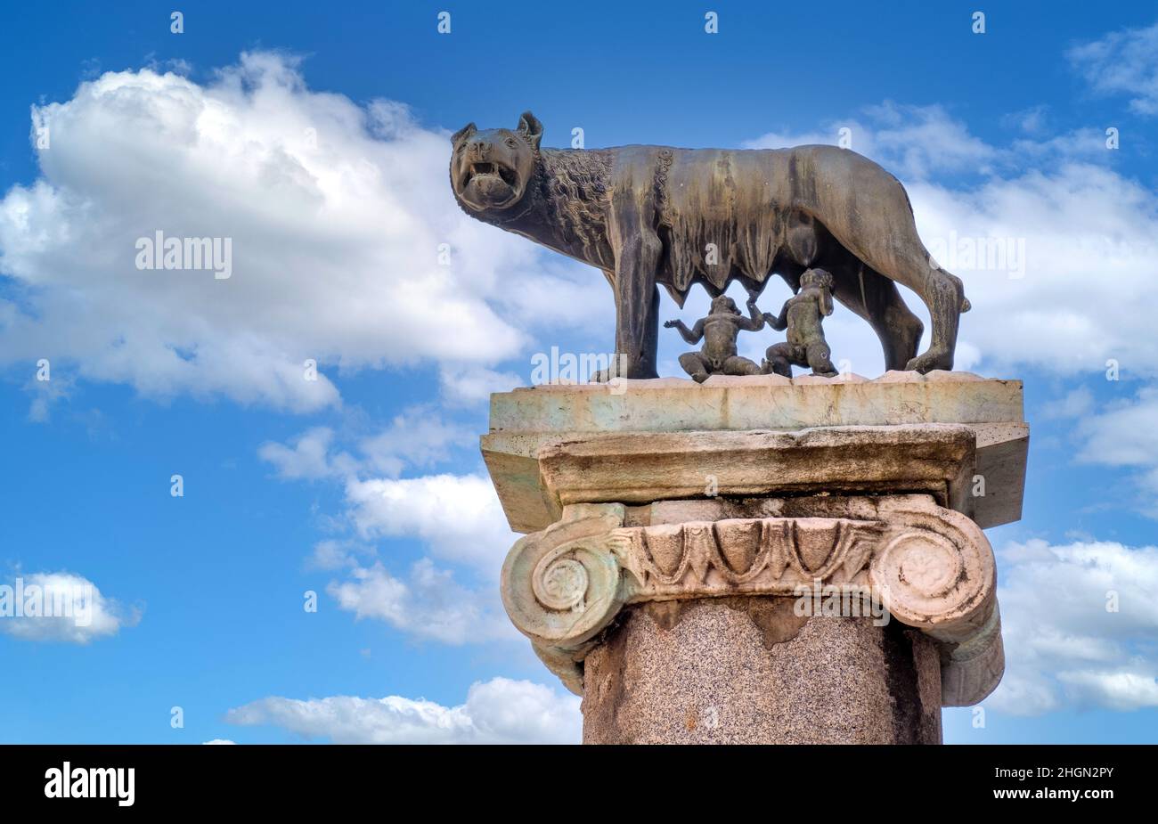 Rom, Italien - 25. Mai 2018: Capitoline Wolf Lupa Capitolina Replik Statue neben Palazzo Senatorio Senatspalast und Kapitolinische Museum in Campidoglio Stockfoto