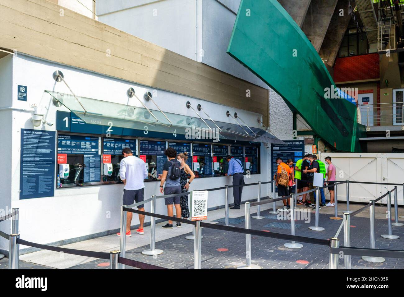 Ticketverkauf in der Touristenattraktion der Zuckerhut-Seilbahn. Menschen werden gesehen, wie sie Eintrittskarten kaufen. Stockfoto
