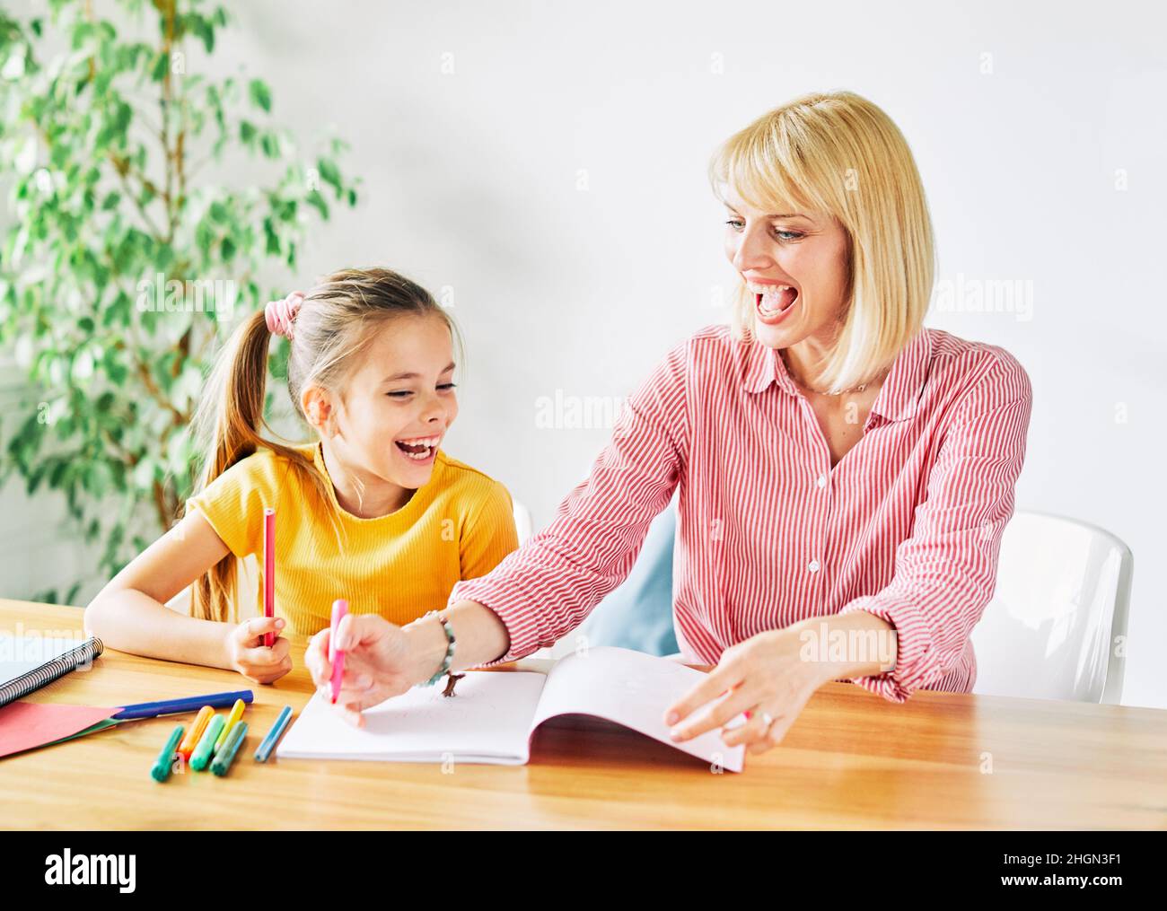 Hausaufgaben Unterricht Bildung Mutter Kinder Tochter Familie Kindheit Kind Lehrer Klassenzimmer Schule Stockfoto