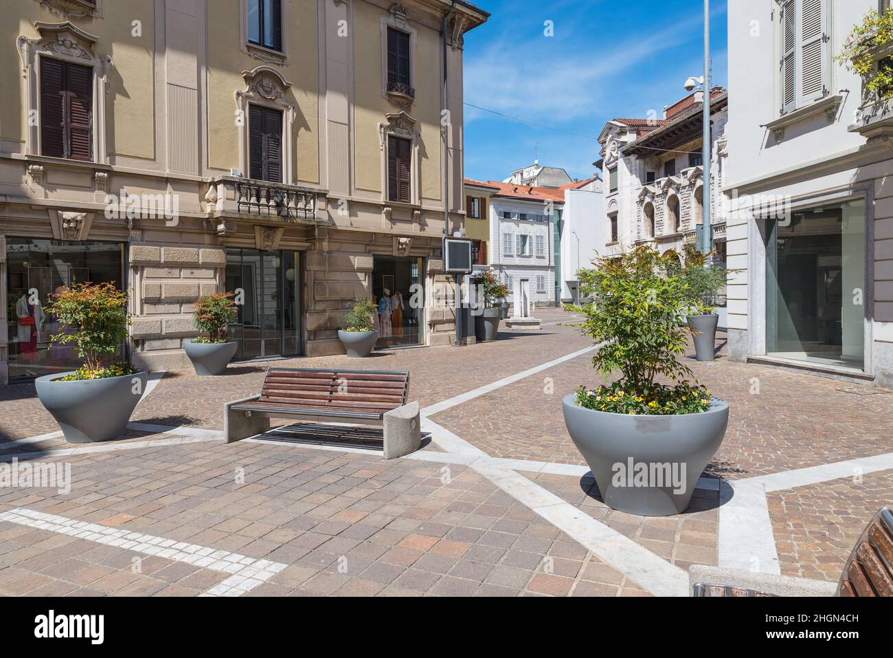 Historisches Zentrum einer italienischen Stadt mit Straßenmöbeln, Bänken und Pflanzgefäßen. Gallarate Stadt, Straße Teatro, Norditalien Stockfoto