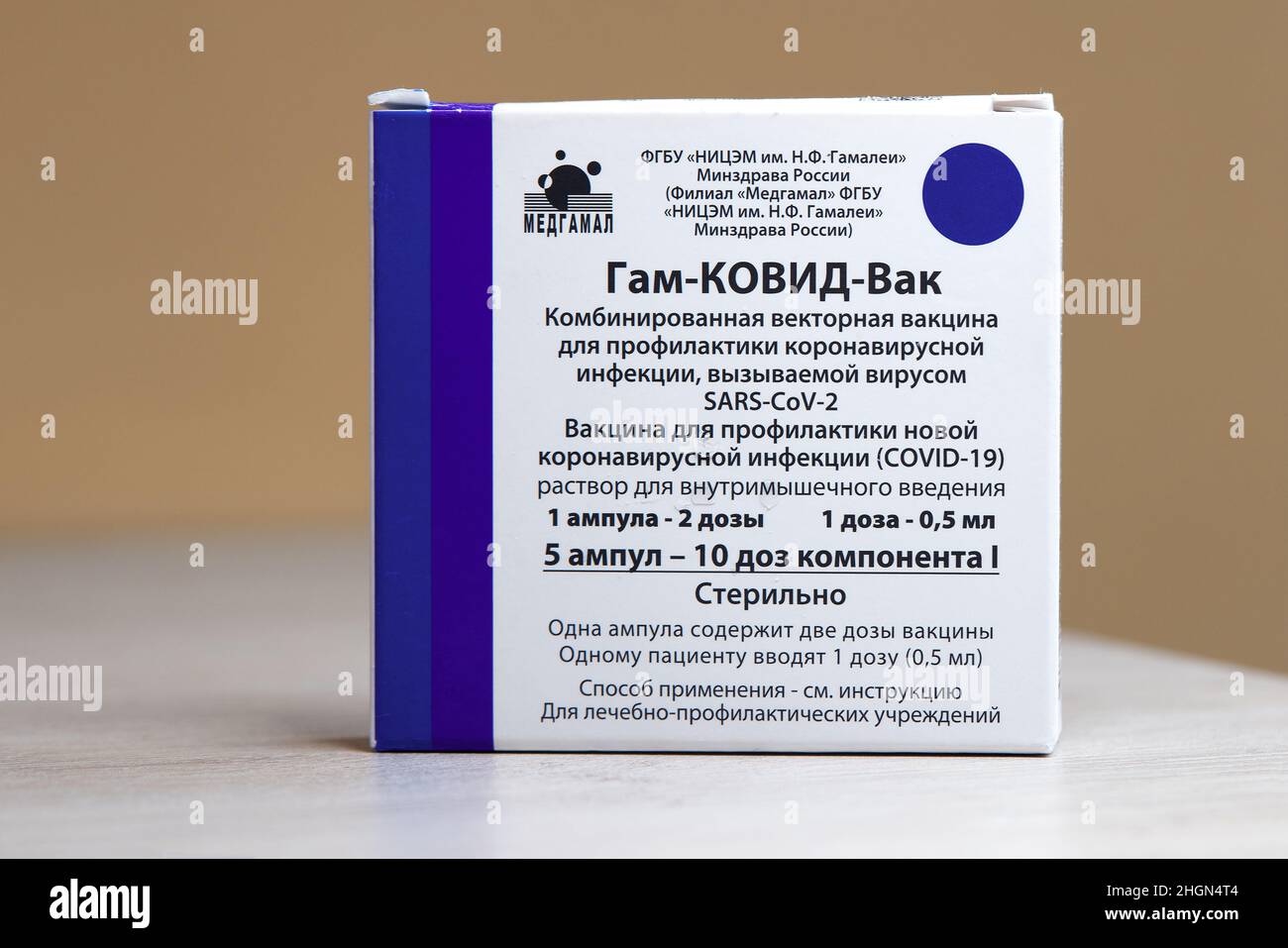 Impfstoff aus russischer Herstellung gegen Covid 19 - Gam Covid Vac ist im Labor auf dem Tisch. Russische Impfung gegen Sputnik-V COVID-19. Impfstoff zur Vorbeugung GEGEN CO Stockfoto