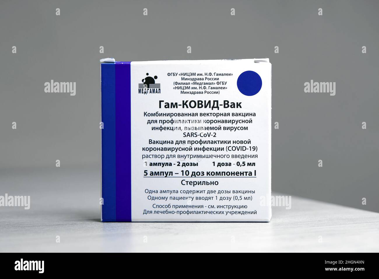 Impfstoff aus russischer Herstellung gegen Covid 19 - Gam Covid Vac ist im Labor auf dem Tisch. Russische Impfung gegen Sputnik-V COVID-19. Impfstoff zur Vorbeugung GEGEN CO Stockfoto