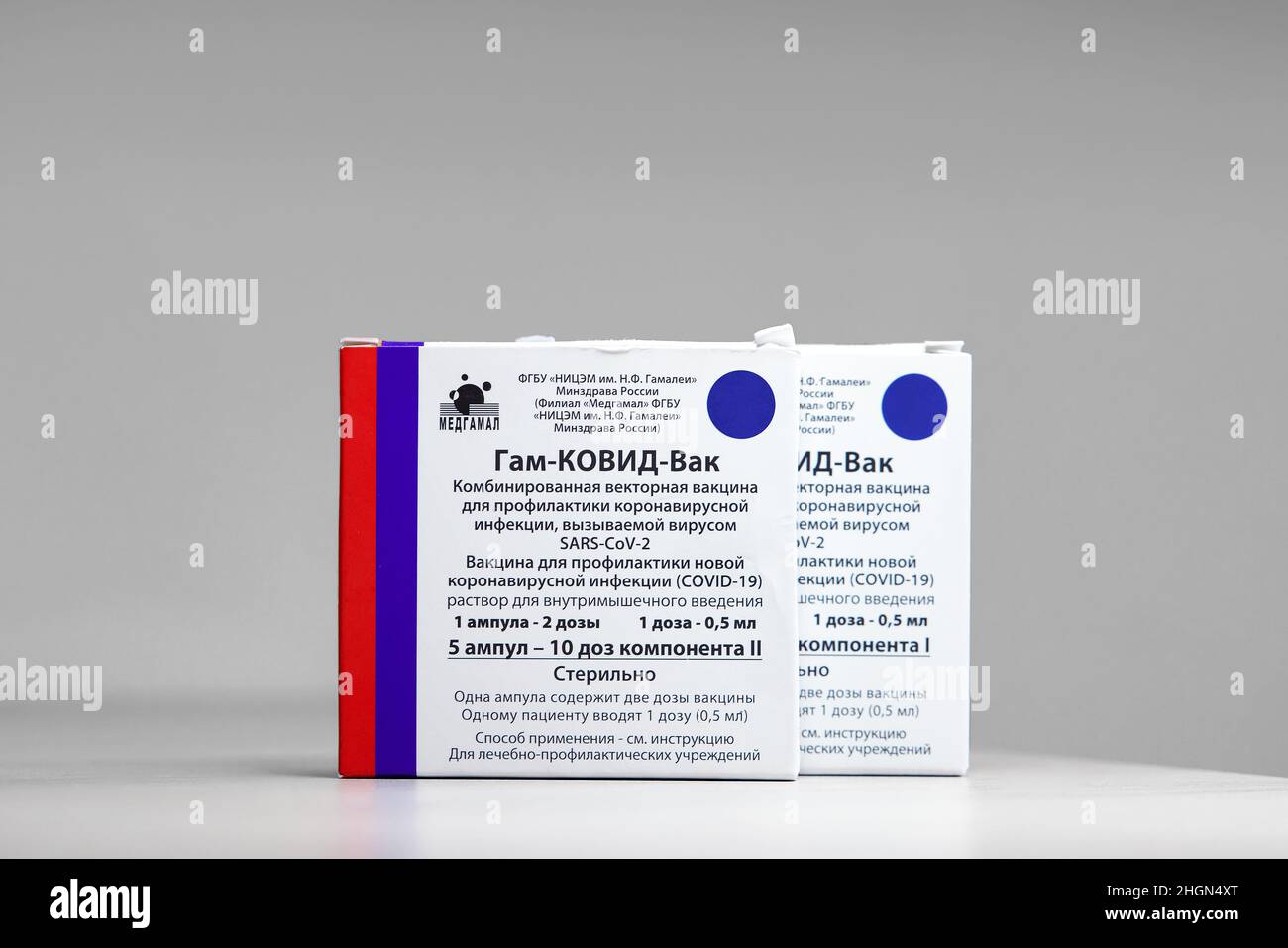 Impfstoff aus russischer Herstellung gegen Covid 19 - Gam Covid Vac ist im Labor auf dem Tisch. Russische Impfung gegen Sputnik-V COVID-19. Impfstoff zur Vorbeugung GEGEN CO Stockfoto