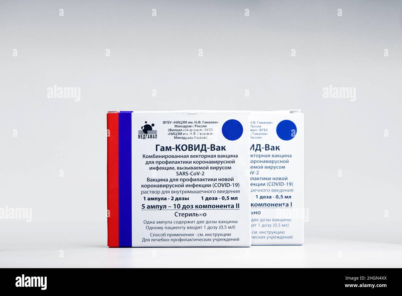 Impfstoff aus russischer Herstellung gegen Covid 19 - Gam Covid Vac ist im Labor auf dem Tisch. Russische Impfung gegen Sputnik-V COVID-19. Impfstoff zur Vorbeugung GEGEN CO Stockfoto