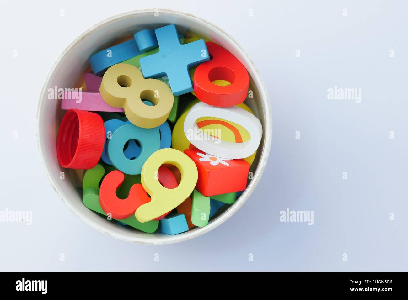 Bunte Plastikbuchstaben auf weißem Hintergrund, Draufsicht Stockfoto