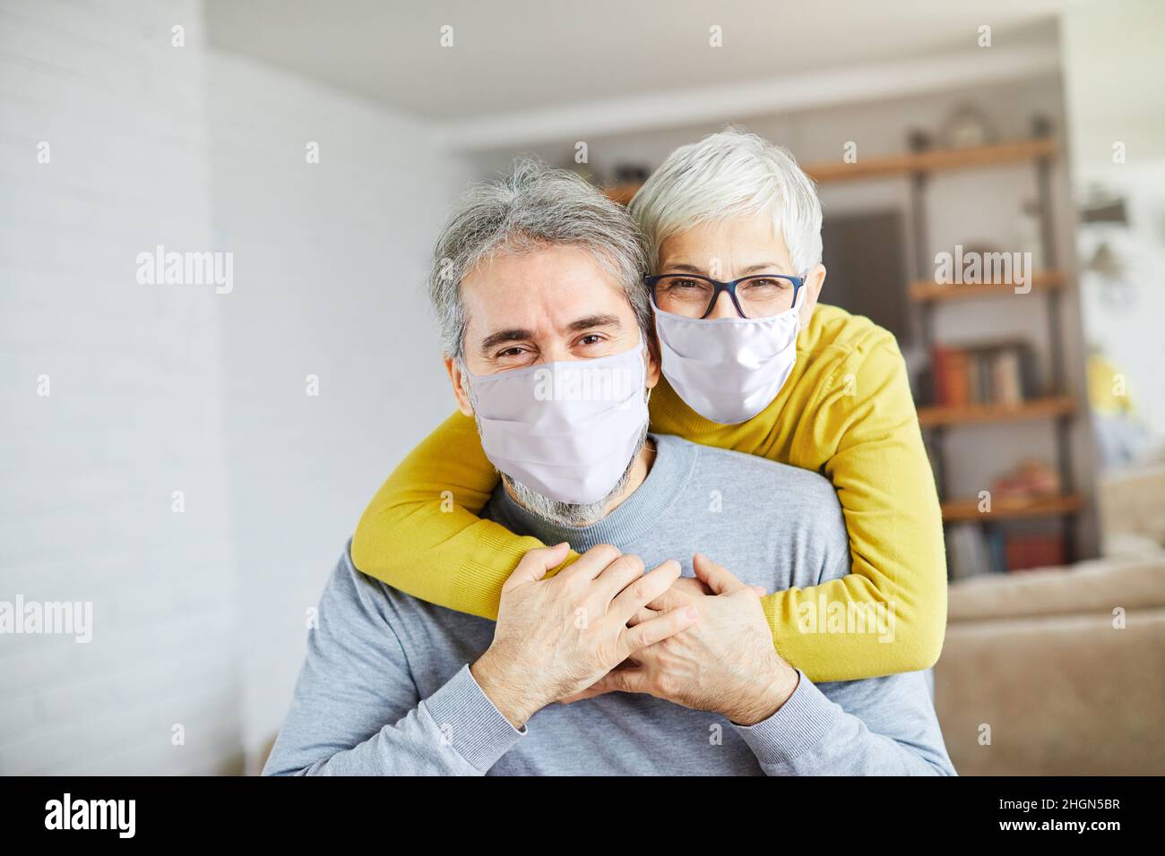 Ältere Paar glücklich Ältere lieben zusammen Mann Frau Porträt grauen Haaren Virus Maske Schutz Corona Stockfoto