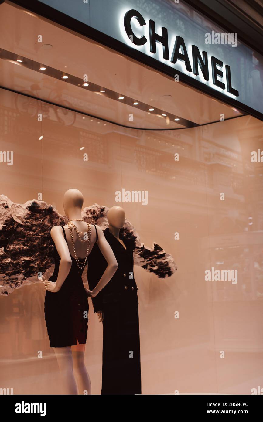 Zwei Mannequins in eleganten schwarzen Outfits. Chanel Luxusgeschäft in Moskau. Chanel ist ein 1909 gegründetes Modehaus, das sich auf Haute Couture spezialisiert hat Stockfoto