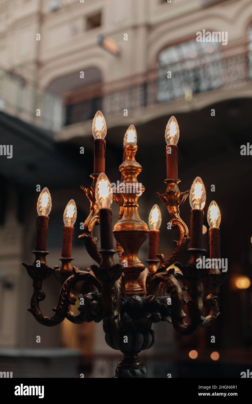 Vintage Metall Bronze Lampe brennende Kerzen in einem klassischen Interieur Stockfoto