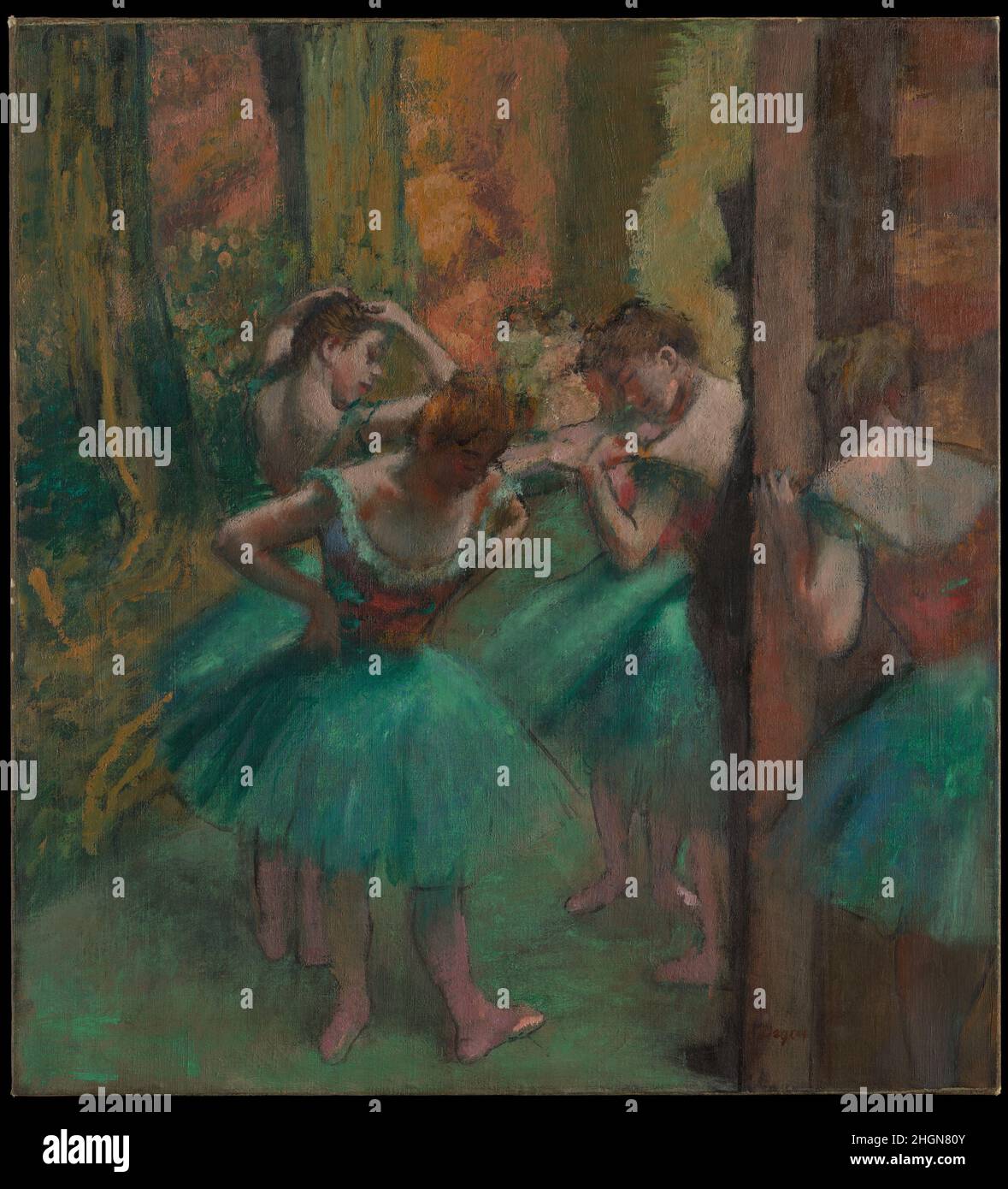 Tänzer, Pink und Grün Ca. 1890 Edgar Degas Französisch die stark eingeklemmte Oberfläche lässt vermuten, dass Degas direkt und ausgiebig an diesem Bild gearbeitet hat, indem er mit Pinsel und Fingern Ölfarben aufbaute. Indem er seine Farben mit Weiß vermischt, um sie deckend zu machen, und indem er seine Pigmente dick und in mehreren Schichten aufbrachte, näherte er sich der Pastelltechnik, die er 1880s perfektioniert hatte. Degas unterstrich die Komposition mit dem schattenhaften Profil eines hochkarätigen Patrons der Pariser Opéra, der das Privileg genießt, während einer Aufführung mit den Tänzern in den Flügeln zu dummen. Kaufen Sie eine pri Stockfoto