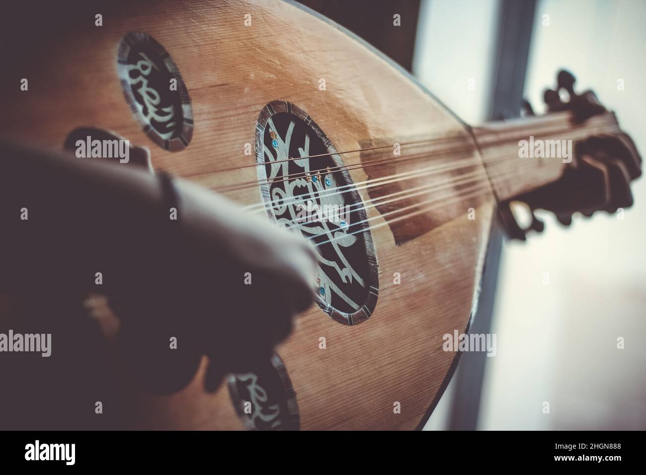 Musiker spielt Note auf Instrument Oud während des Konzerts Stockfoto