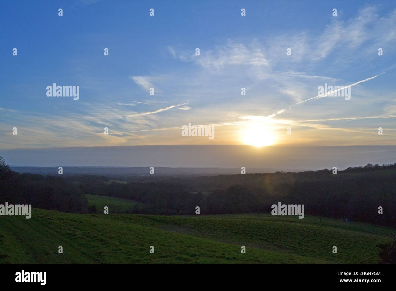 Grasfelder, Aussichten, Wolkenbank, einsame Bäume und Sonnenuntergänge zwischen IDE Hill, Scords Wood und Emmetts Garden, Kent, im Winter an klaren, knackigen Tagen. Weald Stockfoto