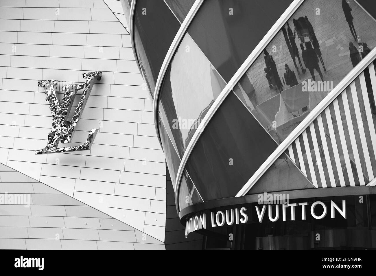 Paris, Frankreich. Kunstmuseum und Kulturzentrum der Louis Vuitton Foundation, entworfen vom Architekten Frank Gehry. Historisches Foto in Schwarzweiß Stockfoto