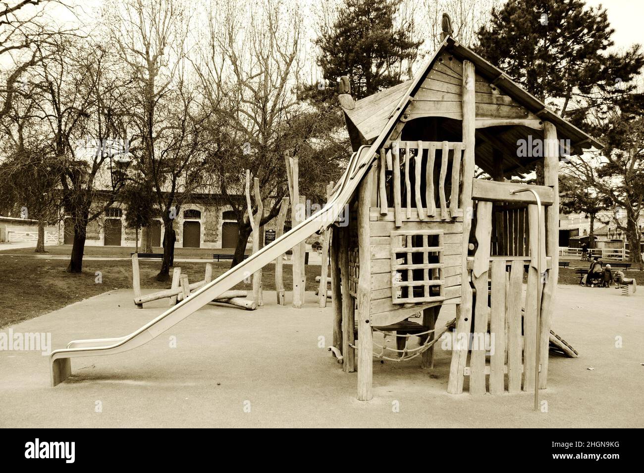 Paris, Frankreich. Spielplatz mit Naturdesign im Jardin d'Acclimatation (beliebter Kindervergnügungspark in Bois de Boulogne). Sepia-Foto Stockfoto