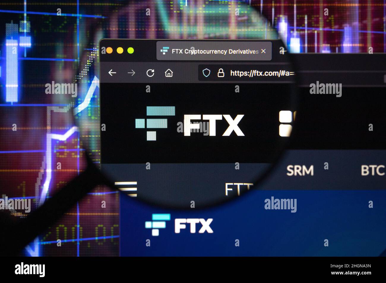 FTX Crypto Firmenlogo auf einer Website, auf einem Computerbildschirm durch eine Lupe gesehen. Stockfoto