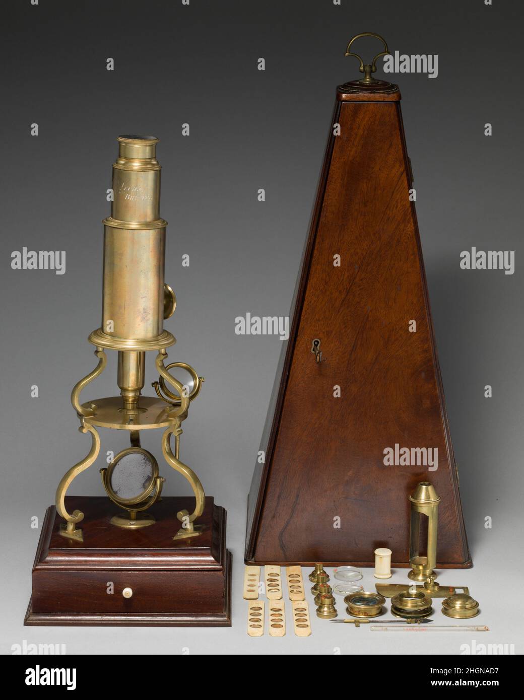 Mikroskop wahrscheinlich Anfang des 19th. Jahrhunderts Briten. Mikroskop. Britisch. Wahrscheinlich Anfang des 19th. Jahrhunderts. Messing, Mahagoni. Metall-Messing Stockfoto