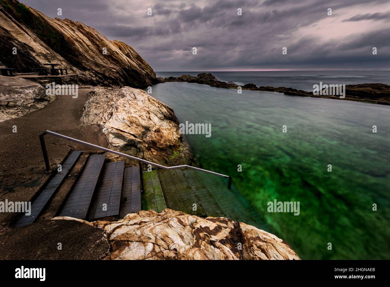 Blue Pool in Bermagui ist ein am besten bewertetes natürliches Ocean Rock Pool. Stockfoto