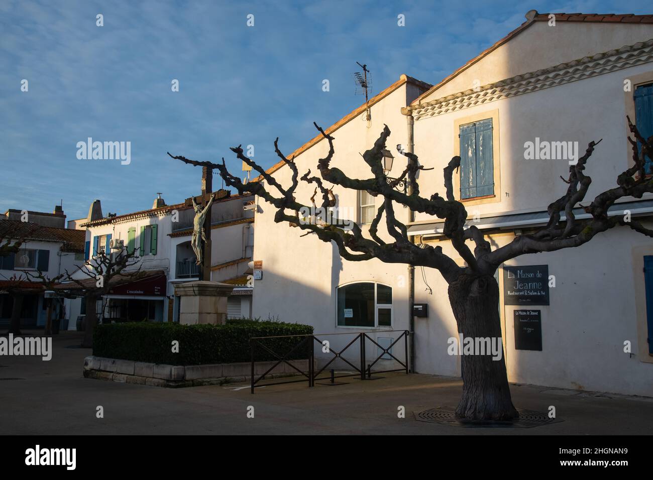 Wintermorgen in Saintes-Maries-de-la-Mer, Straßen und Häuser am frühen Morgen am kalten Januartag, Saintes-Maries-de-la-Mer, Camargue, Frankreich Stockfoto