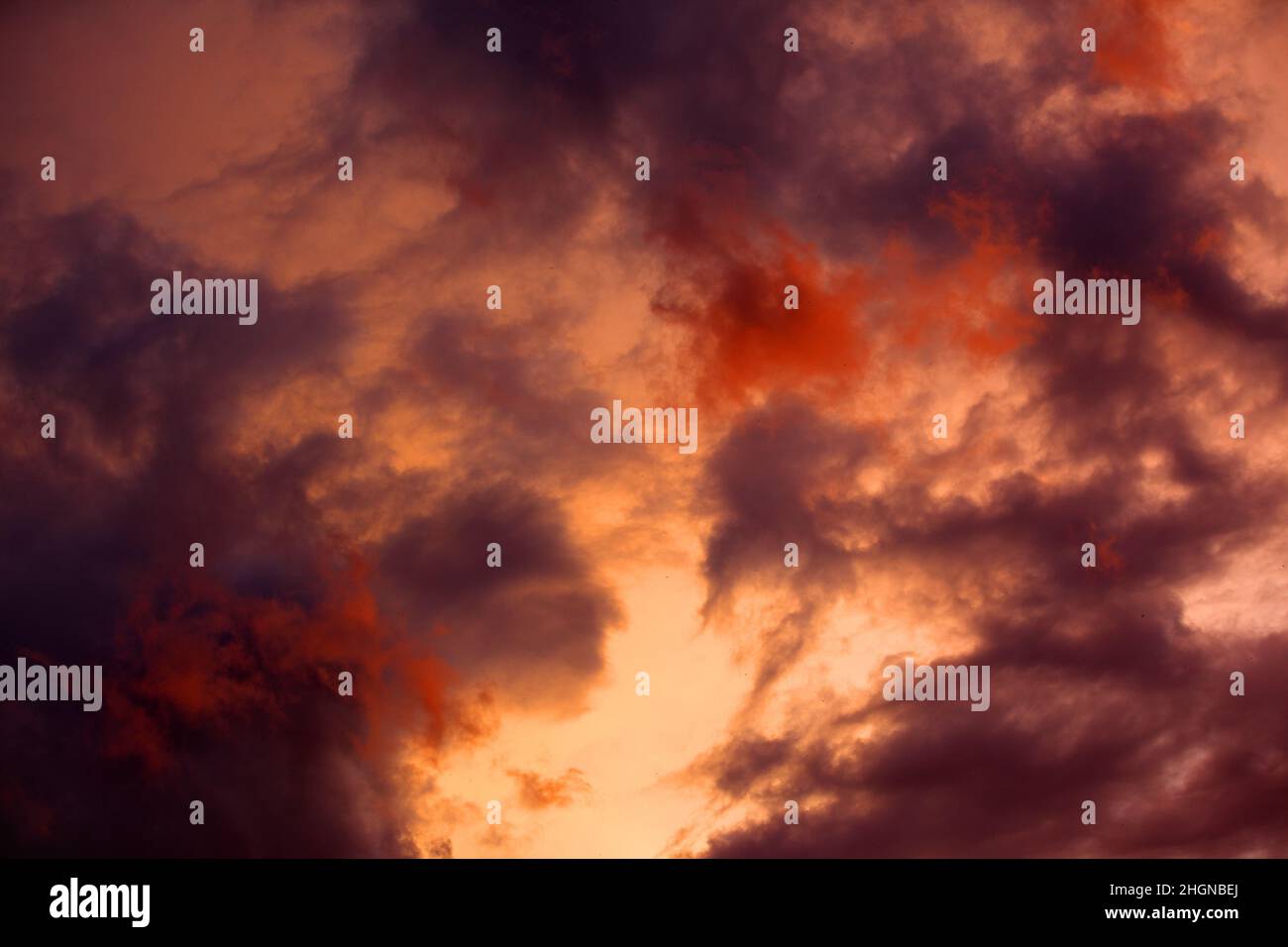Wunderschöne Wolkenformationen bei Sonnenuntergang, rote Wolken und dramatischer Himmel Stockfoto