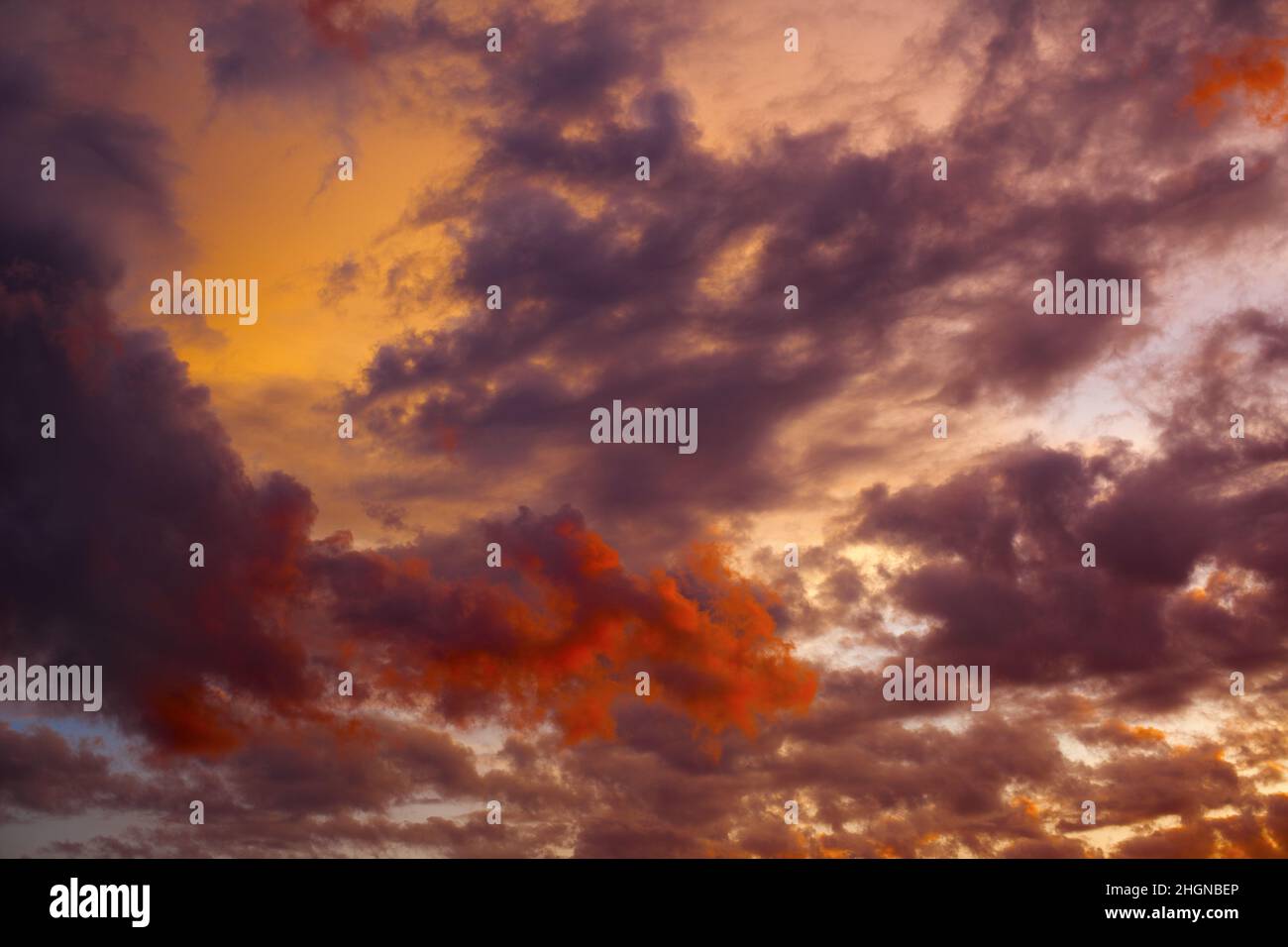 Wunderschöne Wolkenformationen bei Sonnenuntergang, rote Wolken und dramatischer Himmel Stockfoto