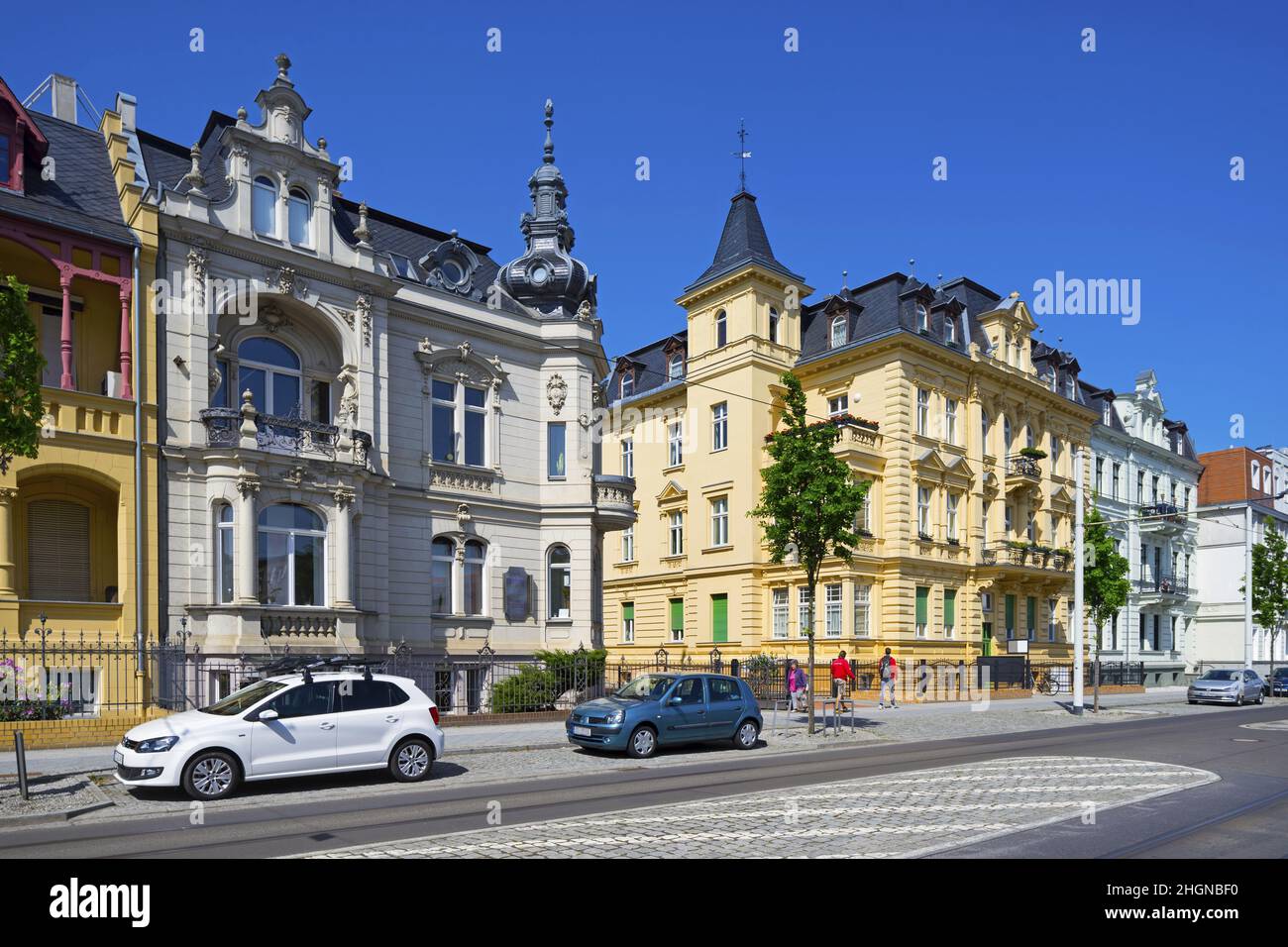 Bunte Fassaden alter historischer Mietshäuser an der Bahnhofstraße in Cottbus, Brandenburg, Deutschland Stockfoto