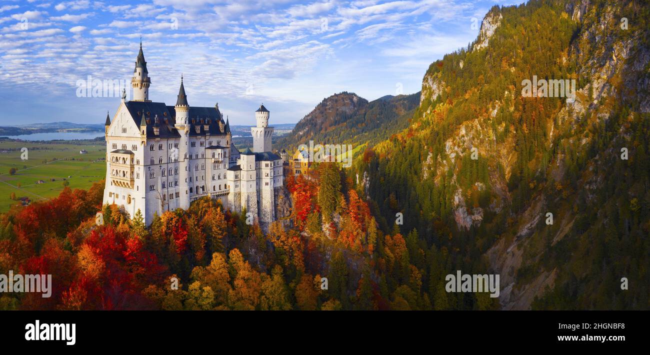 Schloss Neuschwanstein in Herbstfarben, Bayern, Deutschland - Luftaufnahme eines romantischen Schlosses Stockfoto