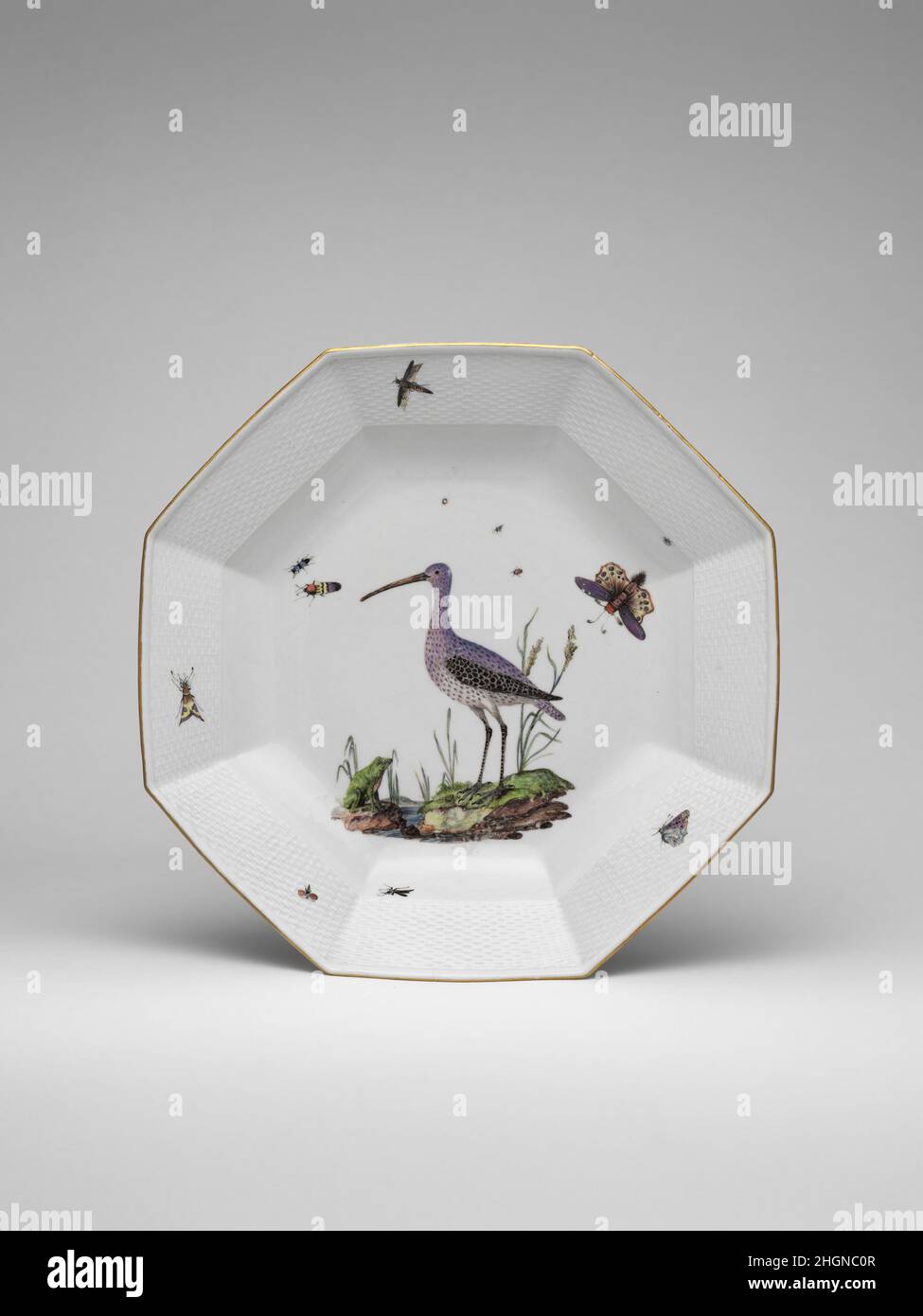 Ladegerät ca. 1745 Meissener Manufaktur Deutsch Dieses große Gericht und ein weiteres daraus erworbenes Gericht wurden höchstwahrscheinlich im Rahmen eines umfangreichen Abendessendienstes hergestellt, obwohl der Service noch nicht identifiziert wurde. Ihre ornithologische Dekoration deutet auf ein Herstellungsdatum Mitte bis Ende 1740s hin. 1745 erwarb die Meissener Fabrik den ersten Band von Eleazer Albins "Naturgeschichte der Vögel", und die Dekoration auf einer Reihe von Vasen und anderen kurz darauf produzierten Waren basierte auf Albins Drucken. Die Genauigkeit und Spezifität der auf diesen Waren dargestellten Vögel unterscheidet sie von den Stockfoto
