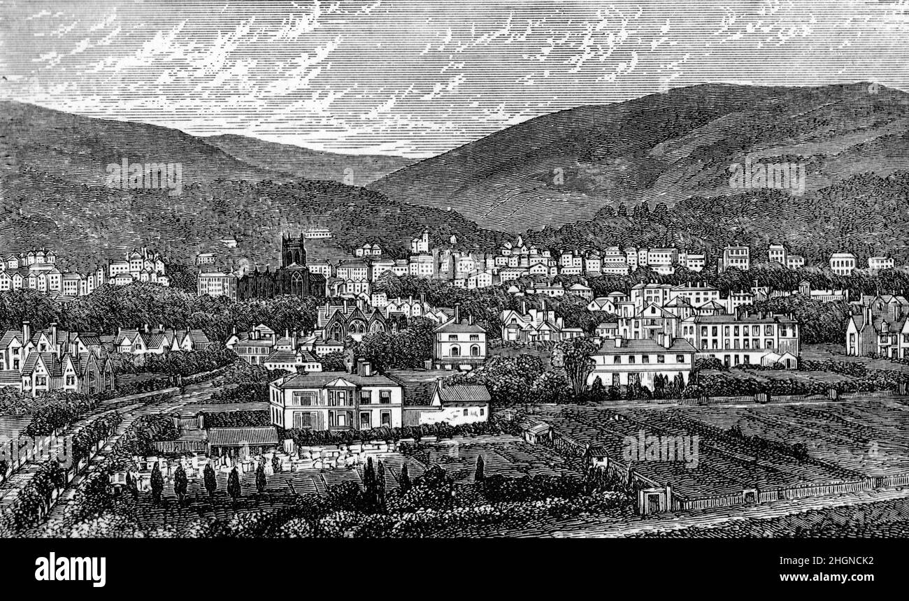 Schwarz-Weiß-Illustration; Malvern Town im 19th. Jahrhundert, Blick auf die Hügel Stockfoto