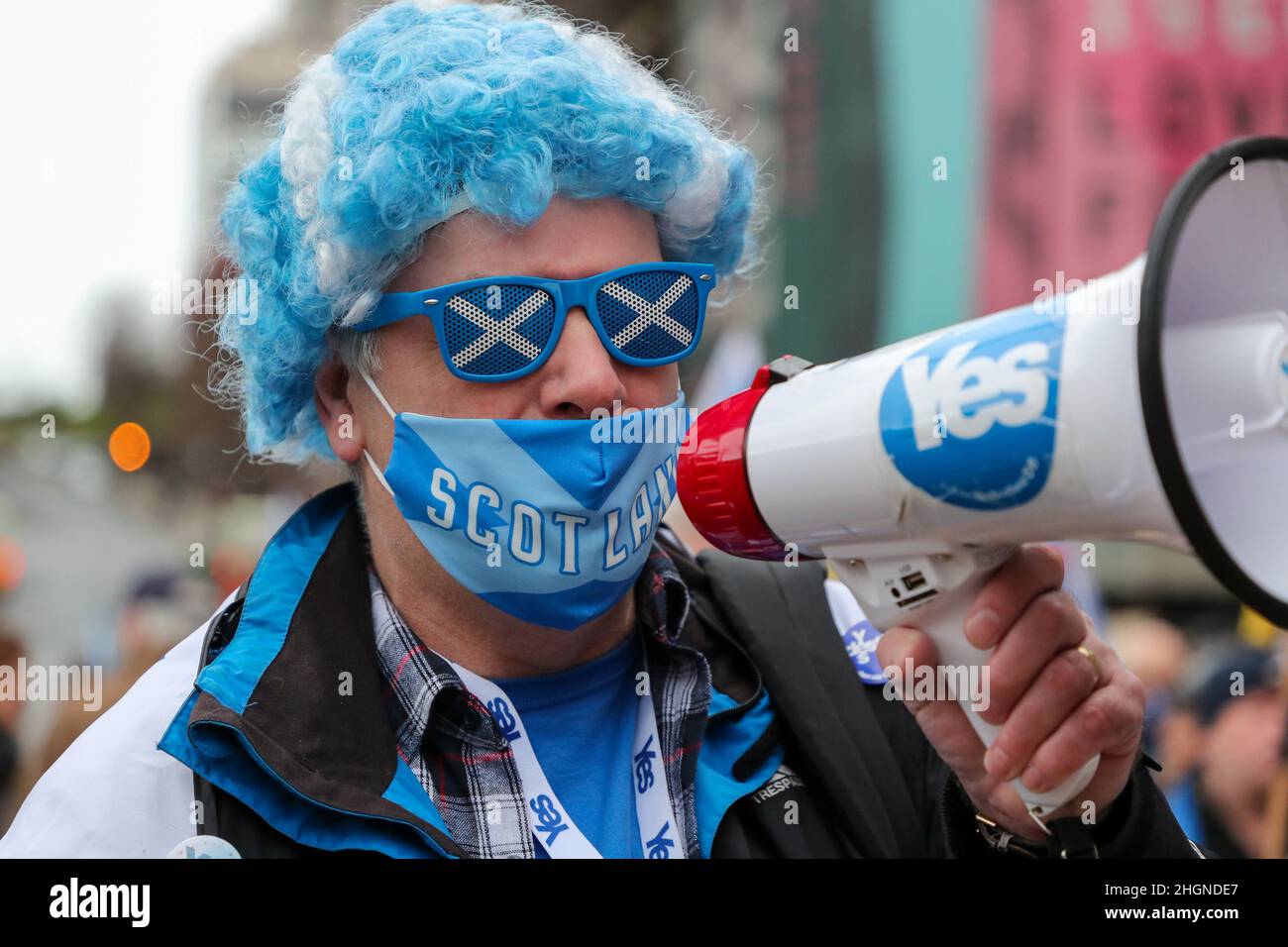 Glasgow, Großbritannien. 22nd Januar 2022. All Under One Banner (AUOB), eine pro-schottische Unabhängigkeitsgruppe aus mehreren kleineren nationalistischen Organisationen, marschierte durch das Stadtzentrum von Glasgow, um ihr Ziel der Trennung zu unterstützen. Sie hatten geplant, dass 5000 Anhänger teilnehmen, aber nur einige hundert nahmen daran Teil, darunter NEALE HANVEY, ein prominentes Mitglied der Alba-Partei von Alex Salmond. Kredit: Findlay/Alamy Live Nachrichten Stockfoto