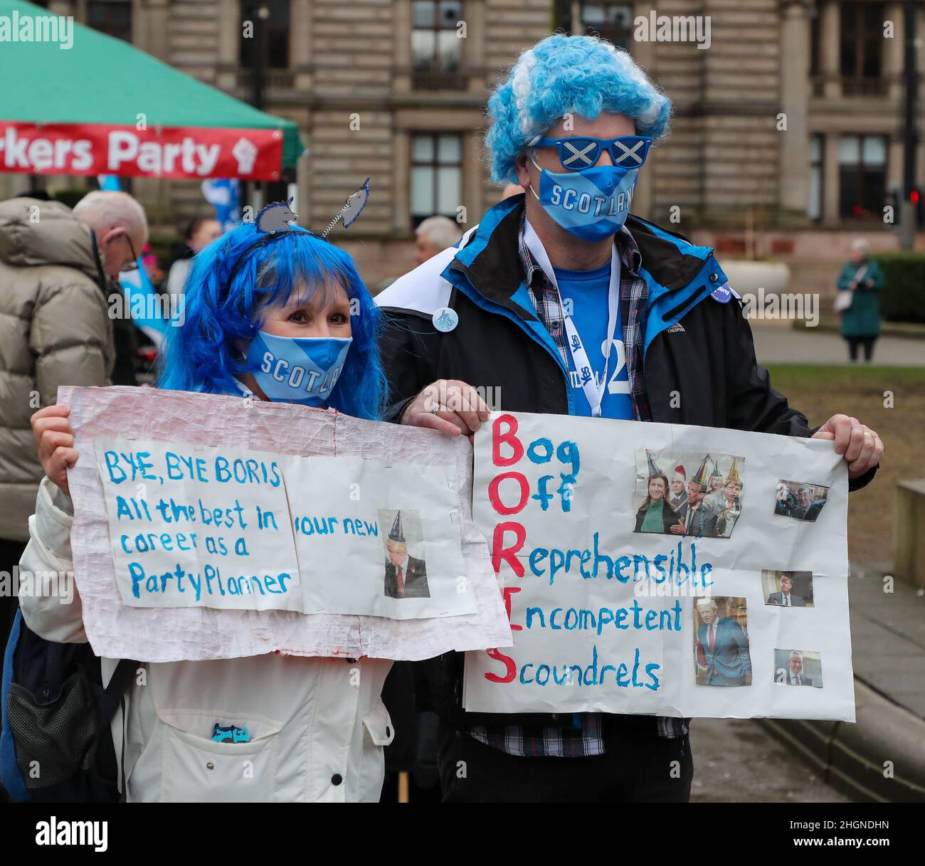 Glasgow, Großbritannien. 22nd Januar 2022. All Under One Banner (AUOB), eine pro-schottische Unabhängigkeitsgruppe aus mehreren kleineren nationalistischen Organisationen, marschierte durch das Stadtzentrum von Glasgow, um ihr Ziel der Trennung zu unterstützen. Sie hatten geplant, dass 5000 Anhänger teilnehmen, aber nur einige hundert nahmen daran Teil, darunter NEALE HANVEY, ein prominentes Mitglied der Alba-Partei von Alex Salmond. Kredit: Findlay/Alamy Live Nachrichten Stockfoto