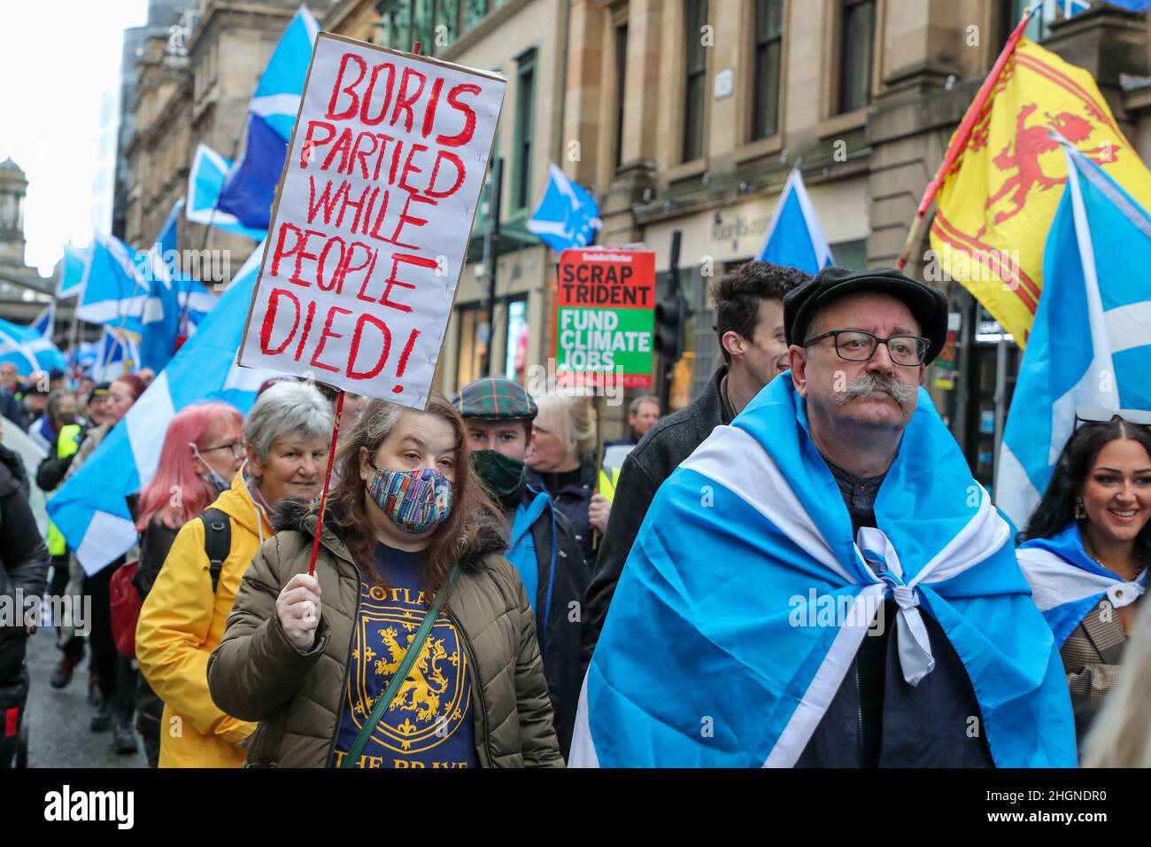 Glasgow, Großbritannien. 22nd Januar 2022. All Under One Banner (AUOB), eine pro-schottische Unabhängigkeitsgruppe aus mehreren kleineren nationalistischen Organisationen, marschierte durch das Stadtzentrum von Glasgow, um ihr Ziel der Trennung zu unterstützen. Sie hatten geplant, dass 5000 Anhänger teilnehmen, aber nur einige hundert nahmen daran Teil, darunter NEALE HANVEY, ein prominentes Mitglied der Alba-Partei von Alex Salmond. Kredit: Findlay/Alamy Live Nachrichten Stockfoto