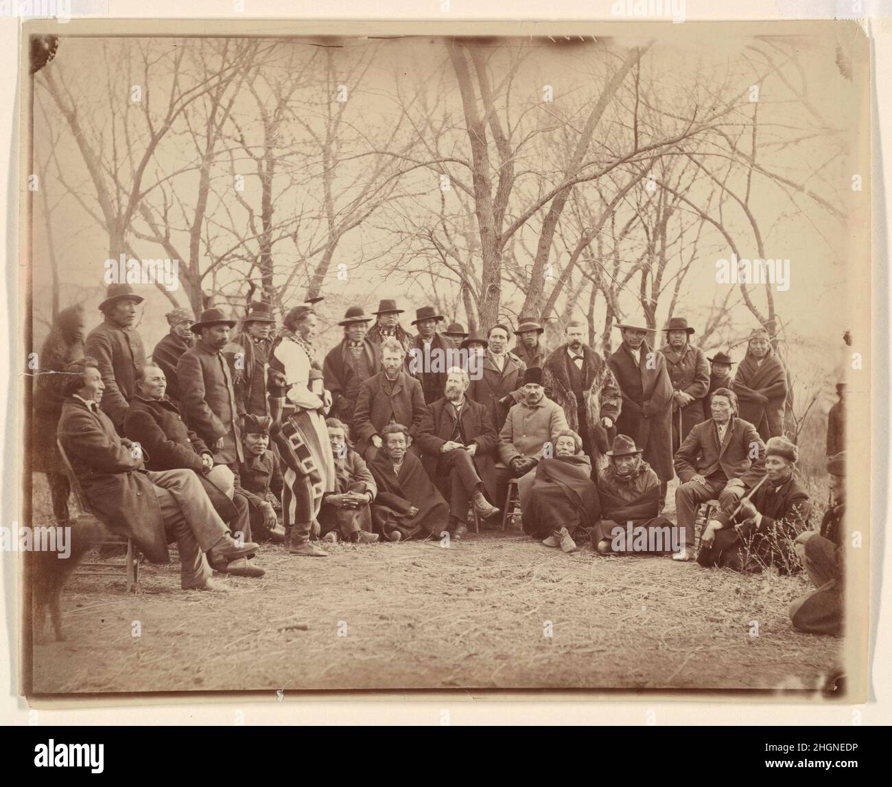Indianer mit Regierungsagenten Anfang 1860s Alexander Gardner Amerikaner, Schotte. Indianer mit Regierungsagenten. Alexander Gardner (Amerikaner, Glasgow, Schottland 1821–1882 Washington, D.C.). Anfang 1860s. Albumin Silberdruck von Glasnegativ. Fotos Stockfoto