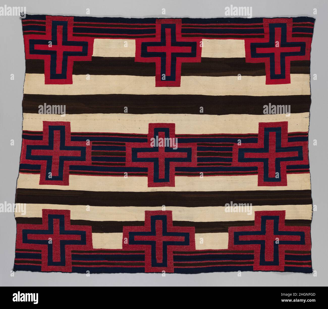 Chief's Decke ca. 1865 nicht identifiziert die sechs Navajo-Webereien aus der Ernst Collection repräsentieren eine Reihe traditioneller indigener Designs und verleihen den Met-Beständen an nordamerikanischen Textilien Tiefe und Reichweite. Weberei ist eine uralte Form des visuellen Ausdrucks, Und die indigenen Völker des Südwestens produzieren seit Jahrhunderten komplexe Textilien. Navajo-Weberwaren – aufgrund ihrer ästhetischen Qualität und ihres Nutzungswerts – unter den benachbarten Gruppen, insbesondere in der Region Plains, weit verbreitet. Mitte des 19. Jahrhunderts suchten nicht-Eingeborene Decken und Serapes als Kunstwerke Stockfoto