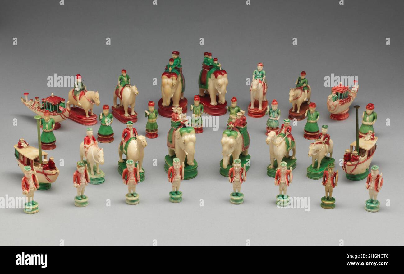 Chessmen (32) Ende 18th–Anfang 19th Jahrhundert Inder die Briten haben rote Jacken und grüne Basen, die Indianer grüne Jacken und rote Basen. Beide Könige bestehen aus einem Elefanten mit Mahout und einem Rajah mit einer zweiten Figur in einer offenen Howdah. Die Königinnen sind ähnlich, außer dass keine der beiden Figuren ein Rajah ist. Auf den Kamelen, als Bischöfe, sind ein Hindu auf der roten Seite und eine John Bull-ähnliche Figur auf dem Grün. Die Ritter sind Pferde, und die Saatkrähen sind Boote, ein indisches mit einer Pagodenähnlichen Markise und ein britischer Cutter mit Mast und Ruder, beide mit kleinen Figuren. Die hinduistischen Bauern halten Schwerter und tragen gefaltete sk Stockfoto