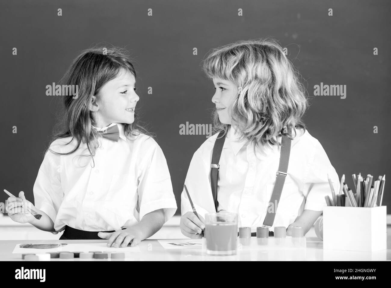 Kinder Mädchen und Junge Zeichnung mit Ausmalstiften. Nette Schulkinder malen in der Klasse in der Schule. Malunterricht, Zeichenkunst. Beste Kinder Freunde Stockfoto