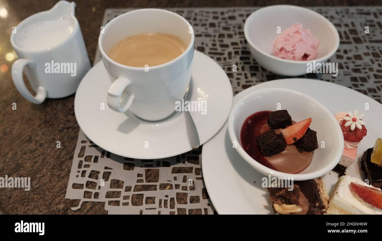 Kaffee und Wüste im Intercontinental Bangkok Hotel Espresso Cafe Phloen Chit Road, Lumphini, Pathum Wan District, Bangkok Thailand Stockfoto