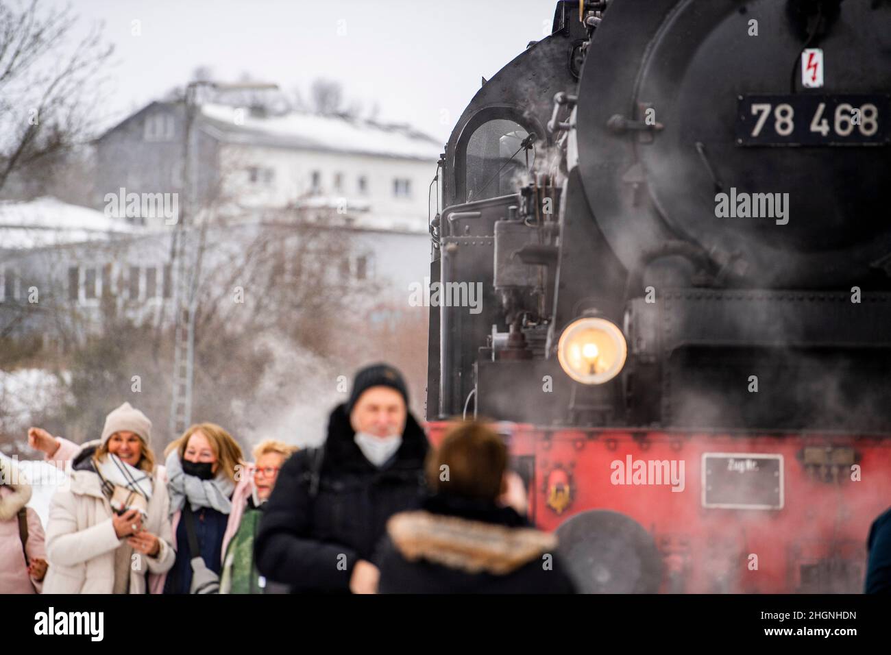 22. Januar 2022, Nordrhein-Westfalen, Winterberg: Fahrgäste fotografieren den historischen Zug, der den Bahnhof des Wintersportorts Sauerland erreicht hat. Die historische Dampflokomotive ist eine preußische T18 aus dem Jahr 1920s. Unter dem Titel "Rodeldampf ins Sauerland" bringt der Bielefelder Eisenbahn-Freundeskreis eine historische Dampflok von Bielefeld nach Winterberg. An Bord sind mehrere hundert Eisenbahnfans, die mit ihren Schlitten am Ziel auf der Piste rodeln. Außerdem hält der Zug unter anderem in Paderborn, Lippstadt, Soest, Unna und Arnsberg. Foto: David Stockfoto