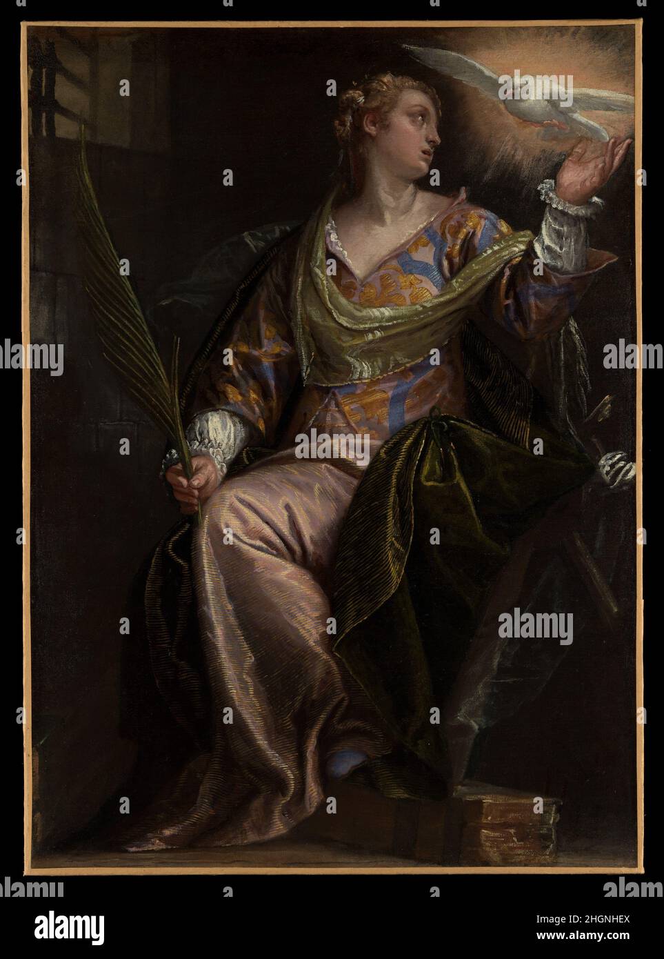 Die heilige Katharina von Alexandria im Gefängnis ca. 1580–85 Paolo Veronese (Paolo Caliari) Italienisch der römische Kaiser Maxentius verurteilte die heilige Katharina, eine Prinzessin aus dem vierten Jahrhundert von Alexandria, die versucht hatte, ihn von der Gültigkeit des Christentums zu überzeugen, zu zwölf Tagen Hungersnot im Gefängnis. Veronese zeigt sie in einer dunklen Gefängniszelle, die von der Taube des Heiligen Geistes getröstet wird. Hinter und unter ihr befinden sich Bruchstücke des Rades, mit dem der Kaiser erfolglos versuchte, sie zu töten. Sie wurde schließlich durch Enthauptung gemartert und hält die Handfläche des Märtyrers. Das Gemälde wurde spät in Veroneses Karriere gemacht Stockfoto