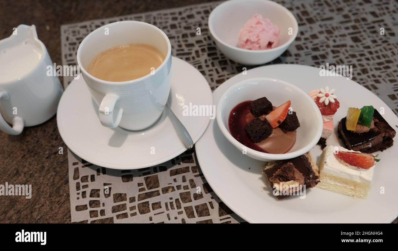 Kaffee und Wüste im Intercontinental Bangkok Hotel Espresso Cafe Phloen Chit Road, Lumphini, Pathum Wan District, Bangkok Thailand Stockfoto