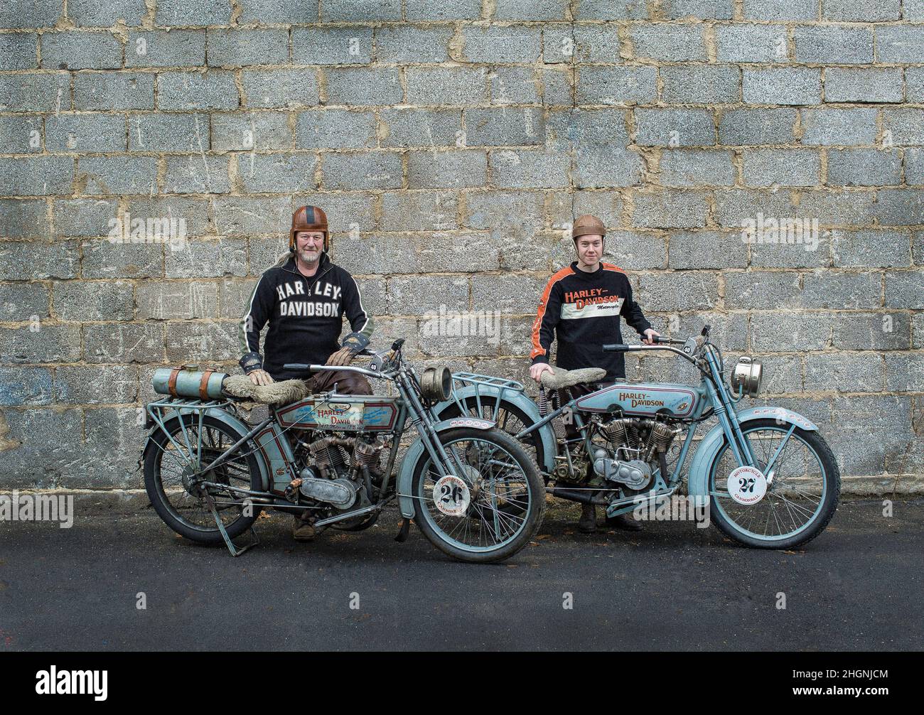 Thomas Trapp, ein Harley-Davidson Motorradhändler in deutscher Sprache, und sein Sohn Eric, der beide eine Harley aus dem Jahr 1916 fahren. Stockfoto