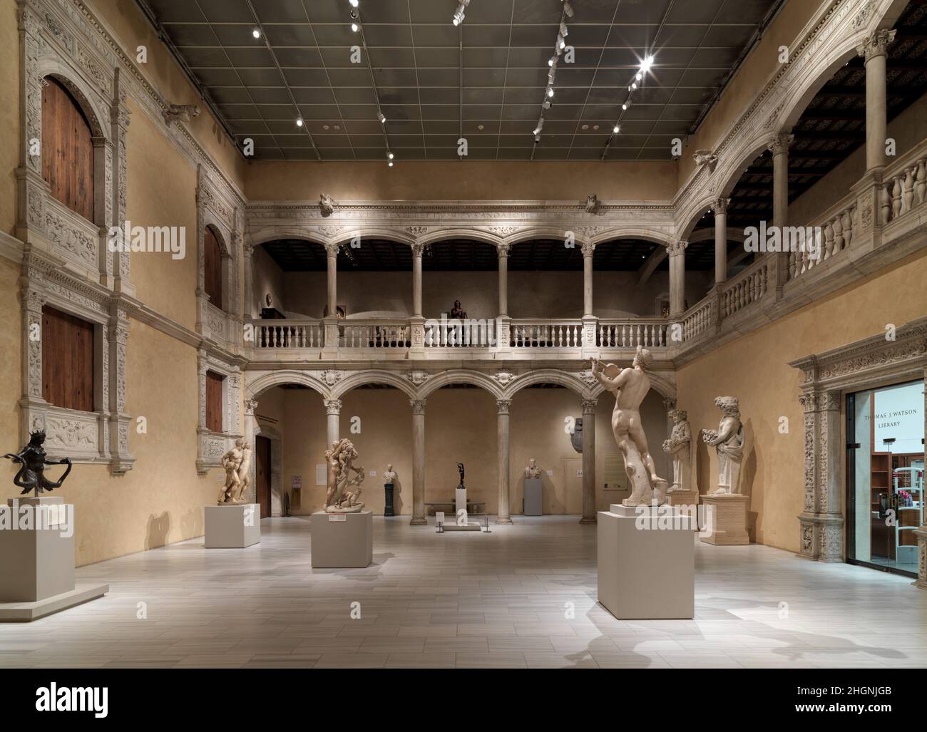 Innenhof vom Schloss Vélez Blanco 1506–15 Spanisch, Almería der Innenhof vom Schloss Vélez Blanco in der Nähe von Almeria ist ein Juwel spanischer Architektur aus dem frühen 16. Jahrhundert. Seine Struktur spiegelt den spanischen Geschmack seines Architekten in der asymmetrischen Anordnung, gotischen Wasserspeier, Flachholzdecken und niedrigen, segmentalen Bögen wider. Die dekorativen Renaissance-Details wurden von Schnitzern aus Norditalien ausgeführt. Auf den Spandrels und Intrados der Bögen, den Pfeilern der Balustrade, den Türen und Fenstern erscheint eine üppige Vielfalt an phantasievoller Flora und Fauna. Die Motive sind zwar aufwendig, aber erhalten Stockfoto