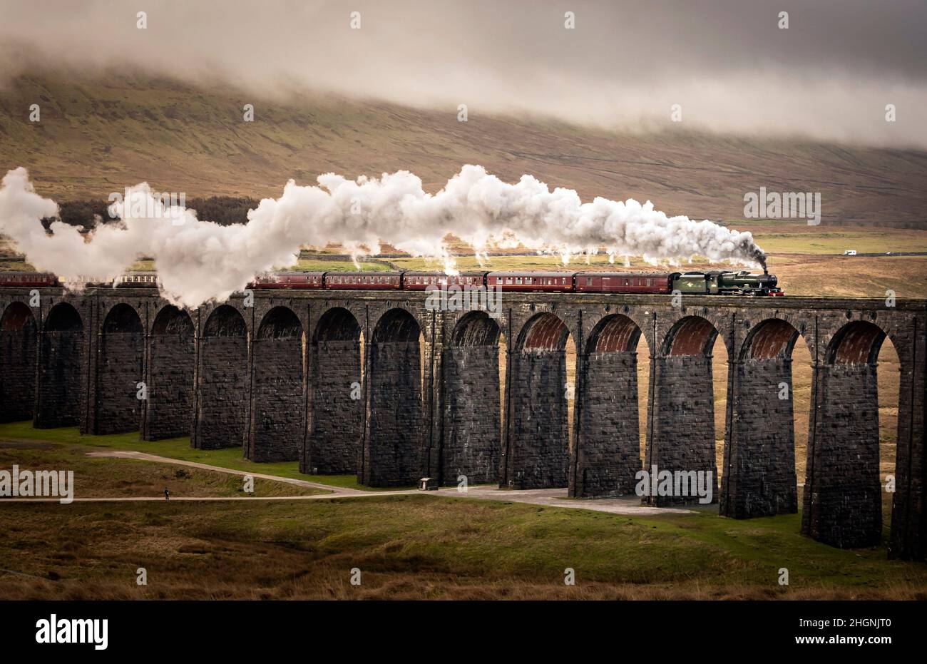 Der Winter Cumbrian Mountain Express, der erste Dampfzug des Unternehmens aus dem Jahr 2022, überquert das Ribblehead Viadukt im Yorkshire Dales National Park. Bilddatum: Samstag, 22. Januar 2022. Stockfoto