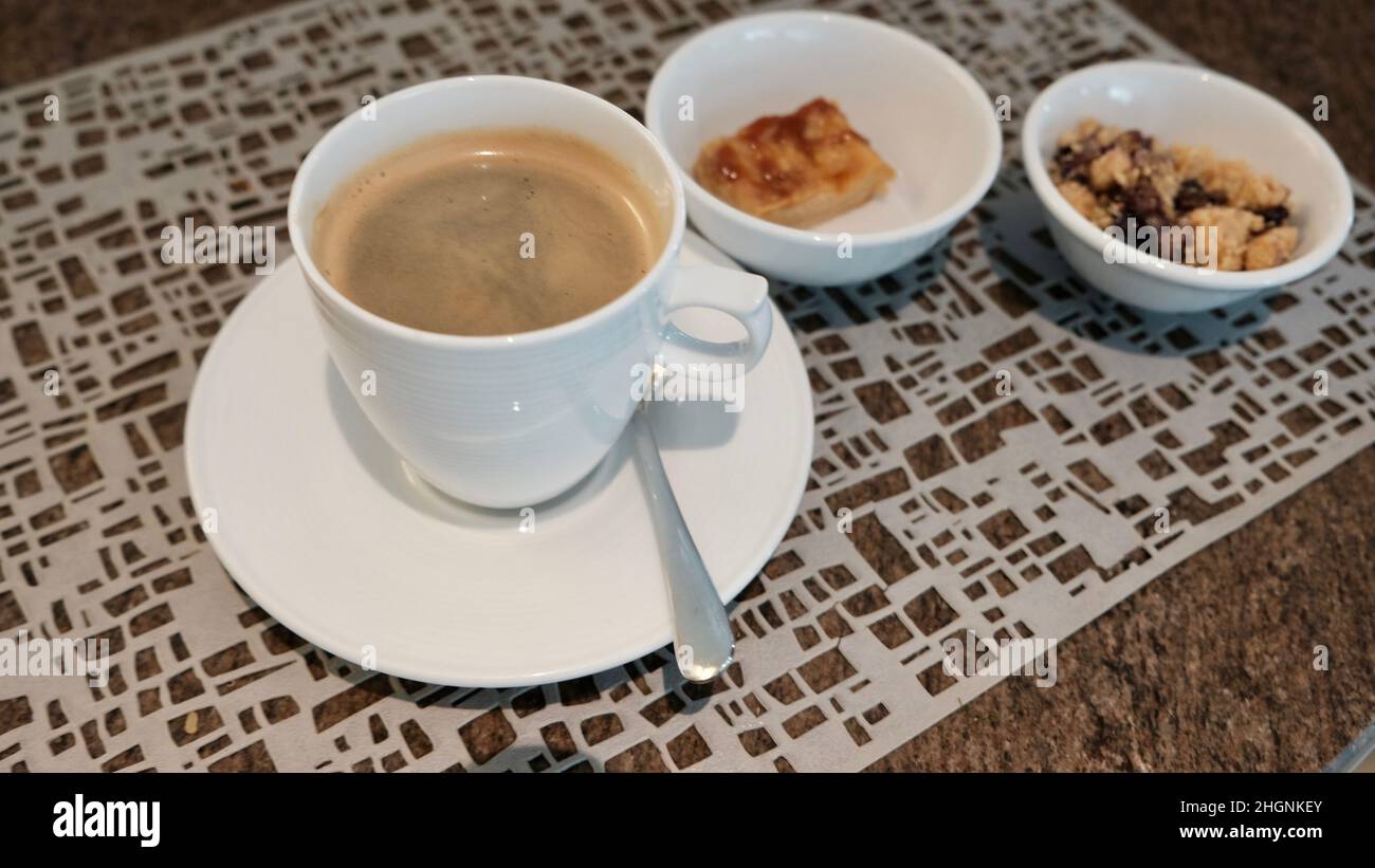 Kaffee und Wüste im Intercontinental Bangkok Hotel Espresso Cafe Phloen Chit Road, Lumphini, Pathum Wan District, Bangkok Thailand Stockfoto