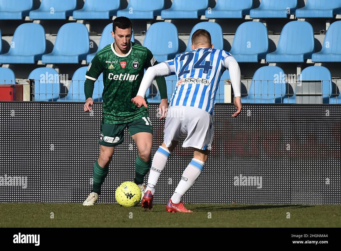 Stadio Paolo Mazza, Ferrara, Italien, 22. Januar 2022, Samuele Birindelli (Pisa) von Lorenzo Maria Dickmann (Spal) während des Spiels SPAL vs AC Pisa - Italienischer Fußball Serie B vereitelt Credit: Live Media Publishing Group/Alamy Live News Stockfoto